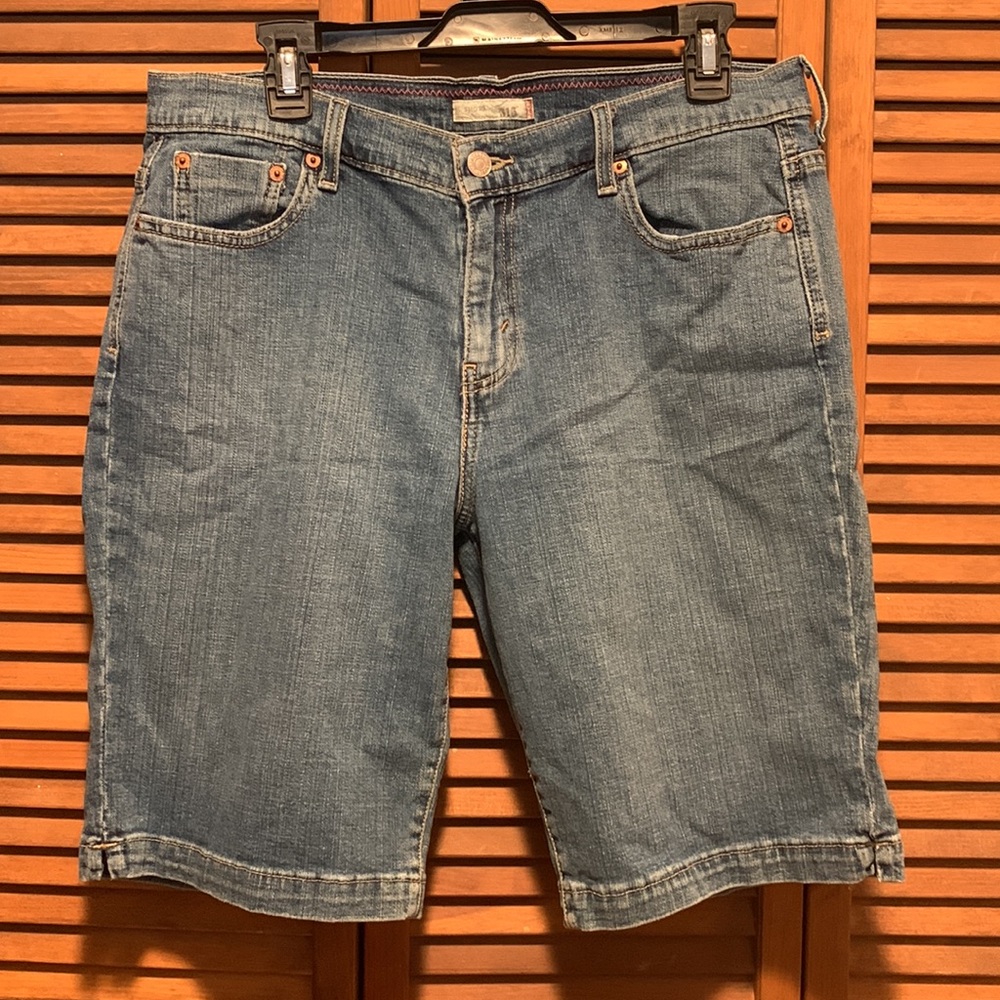 Gently used Ladies Levis 515 Denim Shorts -Size 12